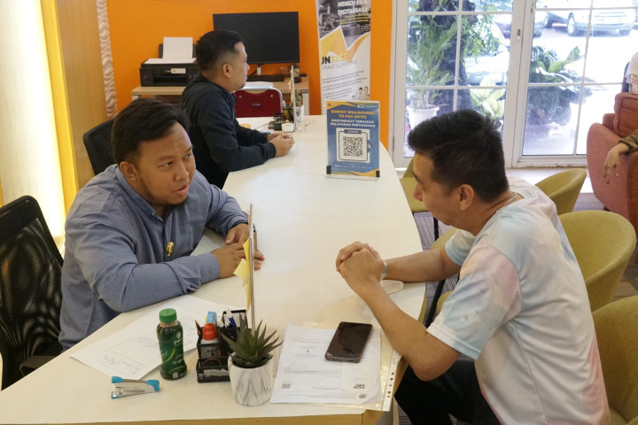 Budi, warga Daan Mogot, Jakarta Barat, mendapatkan pelayanan pertanahan di Kantor Pertanahan Kota Administrasi Jakarta Barat, Rabu, 31 Desember 2025. 
