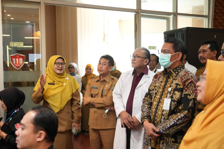 Deputi Bidang Pelayanan Publik Kementerian PANRB Otok Kuswandaru mengunjungi RSUD dr.Iskak Tulungagung saat Libur Nataru 