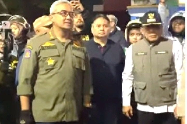 Mendampingi Wali Kota Bandung Muhammad Farhan, Camat Andir Jon Heri memantau situasi malam tahun baru, Kamis, 31 Desembember 2025 malam.