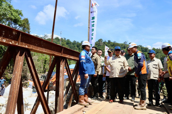 Mendagri Tito Karnavian mendampingi Presiden Prabowo Subianto meninjau langsung wilayah terdampak bencana di Kabupaten Tapanuli Selatan (Tapsel), Sumatera Utara (Sumut).  