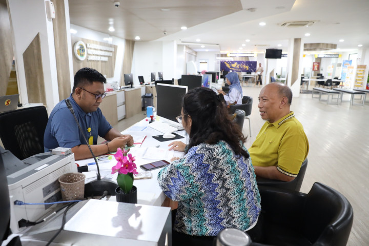 Muslih Karim, warga Cijantung, Jakarta Timur, mengurus  berkas alih media di Kantor Pertanahan (Kantah) Kota Administrasi Jakarta Timur, Kamis, 1 Januari 2026. 