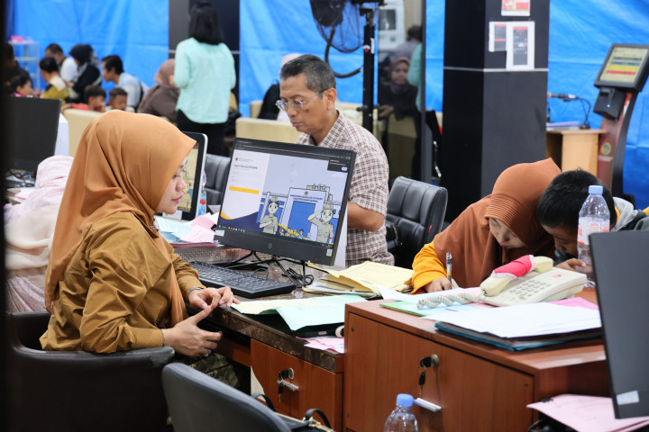 Warga Semarang sedang mendapatkan pelayanan di Kantor Pertanahan