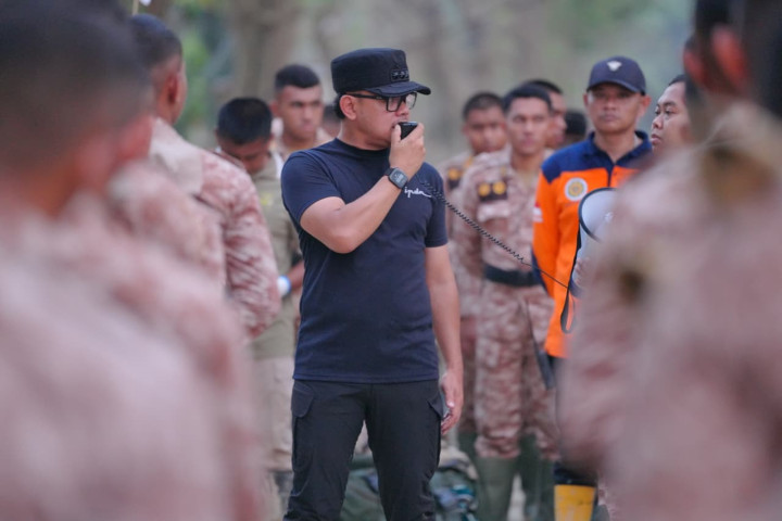 Wamendagri Bima Arya memberikan arahan kepada Praja IPDN dalam pemulihan pelayanan publik pasca bencana di Aceh Tamiang.