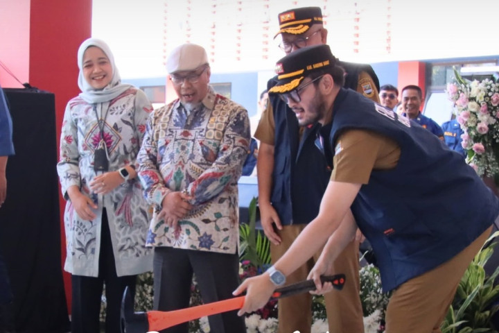 Bupati Bandung Barat, Jeje Ritchie Ismail,  meresmikan Gedung Markas Komando Damkar dan SAR , Senin, 5 Januari 2025. 