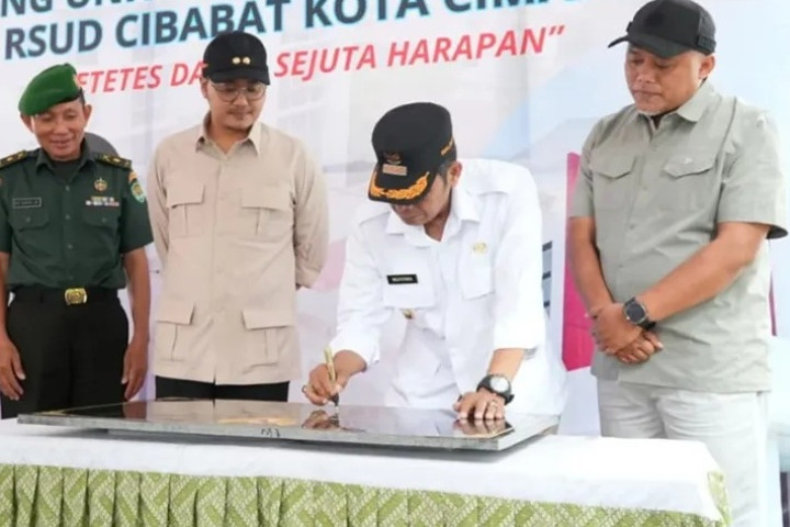 Wali Kota Cimahi Ngatiyana menandatangani prasasti saat peresmian Unit Pengelola Darah di RSUD Cibabat, belum lama ini.