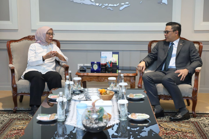 Menteri PANRB Rini Widyantini menerima audiensi Menteri Luar Negeri Sugiono, di Kantor Kementerian PANRB, Jakarta, Senin, 5 Januari 2026. 