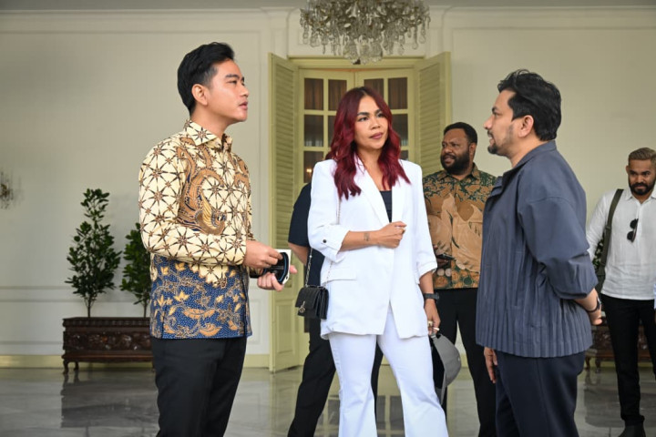Wapres Gibran Rakabuming Raka berdiskusi dengan pelaku seni di Istana Wapres , Jakarta , Senin, 5 Januari 2025.