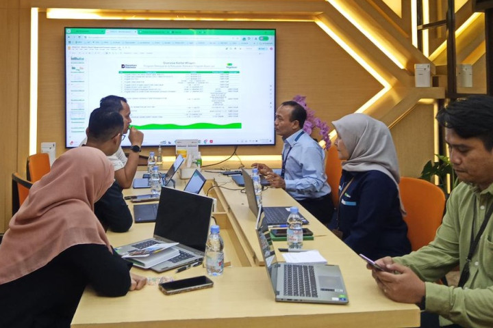 Pemimpin Wilayah X PT Pegadaian Jawa Barat Dede Kurniawan memimpin rapat bersama staf.