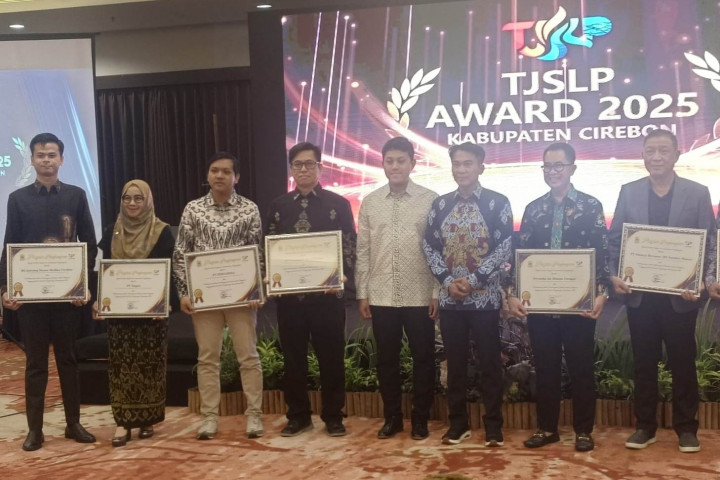 Bupati Cirebon memberikan penghargaan  dalam ajang Tanggung Jawab Sosial dan Lingkungan Perusahaan (TJSLP) Award 2025 yang digelar di Kabupaten Cirebon, belum lama ini. 