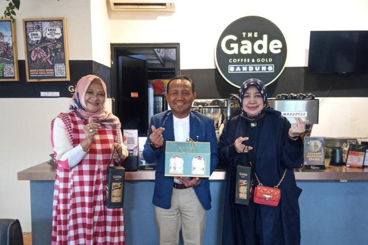 Pimpinan PT. Pegadaian Kanwil X Jawa Barat Dede Kurniawan berfoto bersama nasabah, belum lama ini . 