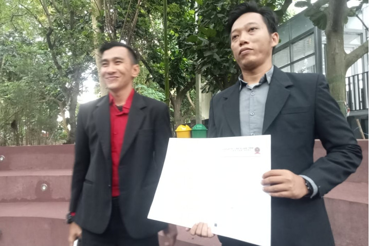 Kuasa Hukum Keluarga Korban Sengatan Listrik PJG di Kelurahan Cibeureun menunjukan surat kuasa usai melayangkan Somasi ke Dshub Kota Cimahi, Senin, 12 Januari 2026.