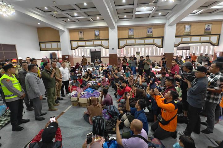 Kepala Badan Nasional Penanggulangan Bencana (BNPB) Letjen TNI Dr. Suharyanto S.Sos., M.M., mengunjungi wilayah terdampak di Kabupaten Kudus pada hari ini, Jumat (16/1). 