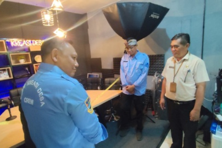 Kepala Dinas Pemeberdayaan Masayarakat dan Desa (DPMD) Kabupaten Bandung Barat Dudi Supriadi  meninjau Pusat Kreasi Desa Ciptaharja Kecamatan Cipatat, belum lama ini.