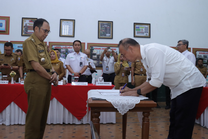 Wali Kota Cimahi Ngatiyana menyaksikan penandatanganan berita acara Rakor Pembahasan Pembangunan Underpass Gatot Subroto, Selasa, 20 Januari 2026
