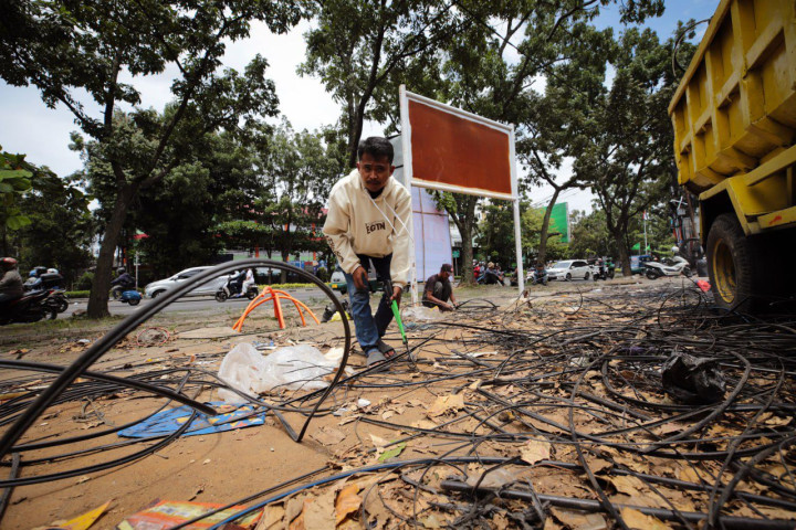 Di  ruas jalan Buahbatu sepanjang 2,8 kilometer  sekitar 14 ton limbah kabel perlu ditangani secara serius.