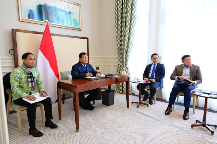 Presiden Prabowo Subianto memimpin rapat terbatas melalui video conference untuk membahas perkembangan penertiban kawasan hutan nasional. Rapat tersebut digelar di tengah agenda kunjungan kerja Presiden Prabowo di London, Inggris.