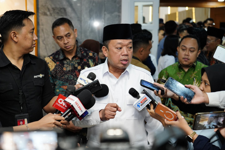 Menteri ATR/BPN Nusron Wahid memberikan keterangan pers usai Rapat Kerja bersama Panitia Khusus DPR RI untuk Penyelesaian Konflik Agraria yang digelar di Ruang Rapat Komisi V DPR RI. 