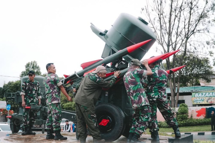 Prajurit TNI AD memasang Rapier Non Aktif di Taman Bundaran Jati, Jalan Ardiwinaya. Rapier tersebut merupakan pinjaman dari Arhanud.