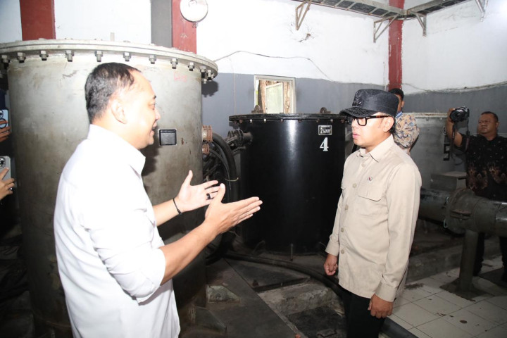Wamendagri  Bima Arya Sugiarto meninjau langsung operasional Pompa Air Darmokali di Kecamatan Wonokromo, Kota Surabaya, Jawa Timur