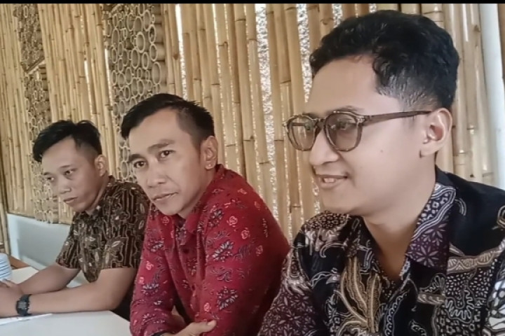 Pengacara Korban Ssengatan Listrik PJG Kelurahan Cibeureum memberikan keterangan pers, di Jalan HMS Mintaredja, Kelurahan Baros Kota Cimahi.