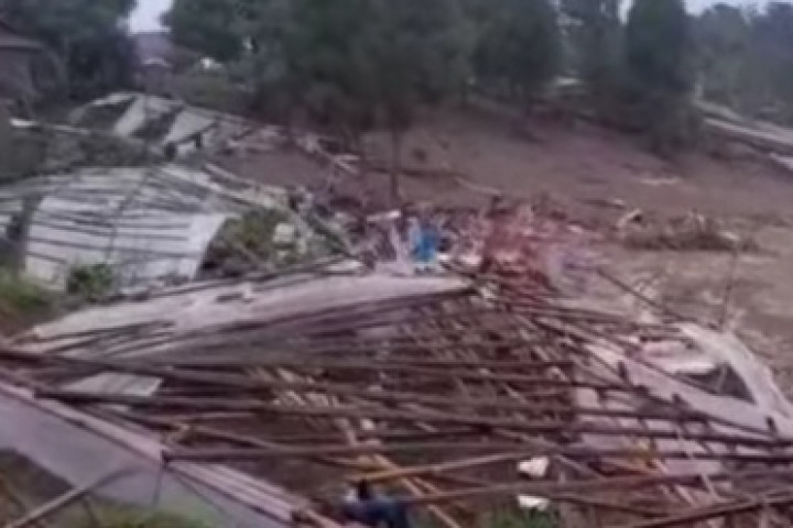 Kejadian longsor di Desa Pasirlangu Kecamatan Cisarua Kabupaten Bandung Barat mengakibatkan 6 orang tewas dan 84 tertimbun. 