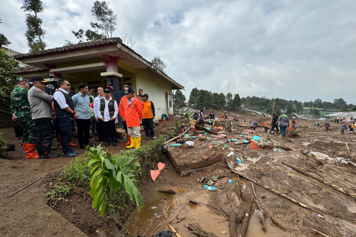 Wapres Gibran Rakabuming meninjau lokasi bencana tanah longsor di Desa Pasirlangu Kecamatan Cisarua Kabupaten Bandung Barat,Minggu, 25 Januari 2026.