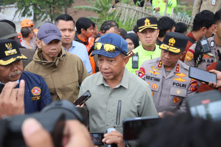Mendagri Tito Karnavian memberikan keterangan pers usai meninjau lokasi longsor di Desa Pasirlangu, Kecamatan Cisarua, Kabupaten Bandung Barat, Jawa Barat (Jabar), Minggu (25/1/2026).