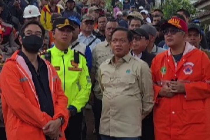 Menteri Lingkungan Hidup Hanif Faisol Nurofiq saat meninjau  lokasi longsor Pasirlangu Kabupaten Bandung Barat.