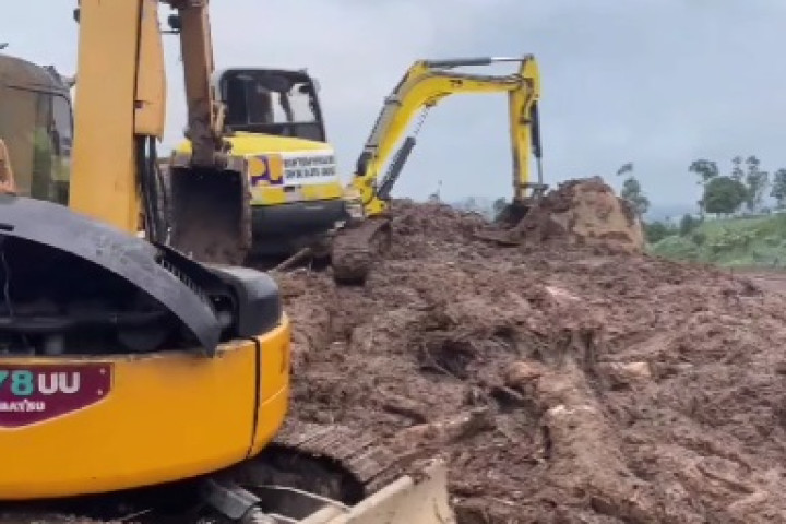 9 excavator  diterjunkan untuk mencari korban longsor di Desa Pasirlangu Kabupaten Bandung Barat, Senin, 26 Jnauari 2026