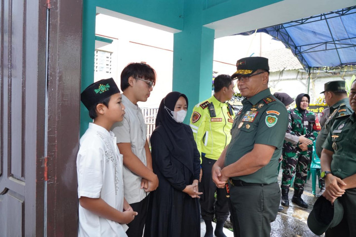 Pangdam III/Siliwangi Mayjen TNI Kosasih, S.E., melaksanakan ta’ziah dan mengunjungi korban terkait peristiwa kecelakaan beruntun di Kecamatan Cisarua, Senin 26 Januari 2026 .