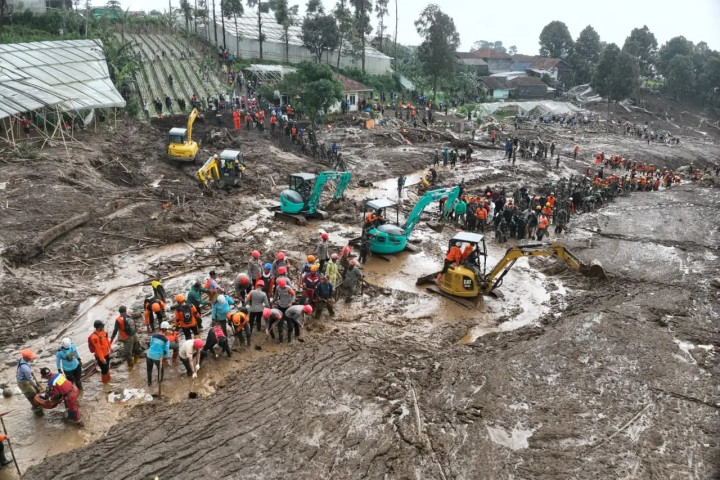 Tim SAR gabungan berhasil menemukan korban longsor di Desa Pasirlangu, Kecamatan Cisarua, Kabupaten Bandung Barat, Selasa, 27 Jnauari 2026.