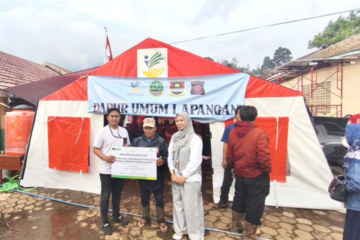 Kepala Bagian Kemitraan Bina Lingkungan Kanwil X Jawa Barat Hikmat Darajat menyerahkan bantuan untuk korban longsor di Pasirlangu Kecamatan Cisarua Kabupaten Bandung Barat, Selasa, 27 Januari 2026.