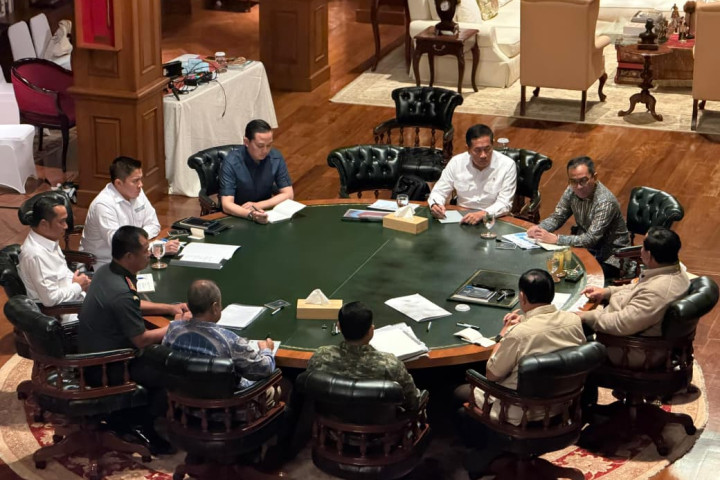 Presiden Prabowo Subianto menggelar pertemuan dengan sejumlah menteri Kabinet Merah Putih di kediamannya di Hambalang, Bogor, Jawa Barat,  membahas sektor pendidikan.