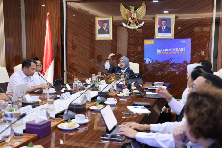 Menteri PANRB Rini Widyantini memimpin Rapat bersama LAN RI