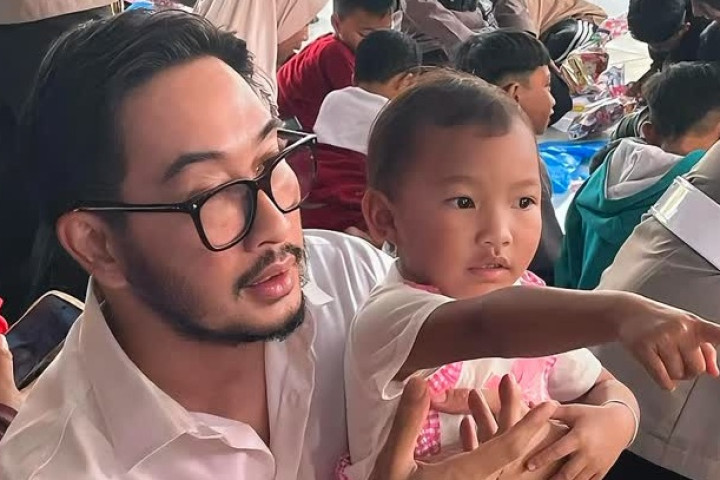 Bupati Bandung Barat Jeje Ritcjie Ismail saat berada di posko pengusian longsor Pasirlangu