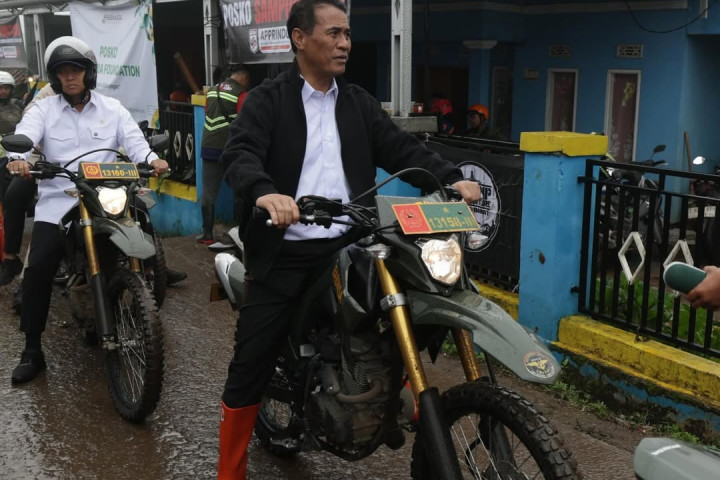 Menteri Pertanian Amran Sulaiman mengunjungi lokasi longsor di Desa Pasirlangu Kecamatan Cisarua.