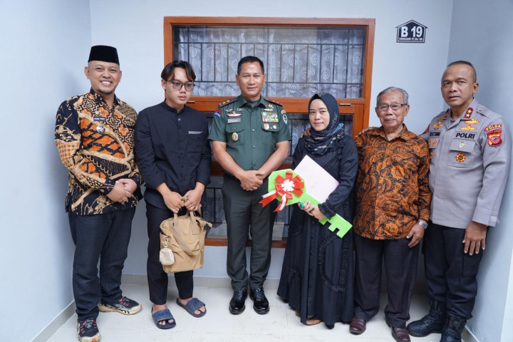 Panglima Kodam III/Siliwangi, Mayjen TNI Kosasih, S.E., menyerahkan santunan berupa satu unit rumah dan satu unit sepeda motor kepada ahli waris korban kecelakaan yang terjadi di Parongpong