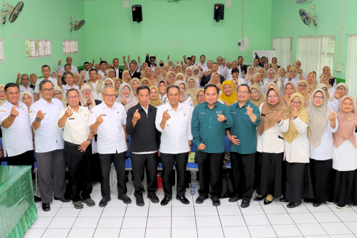 Wali Kota Cimahi Ngatiayan Ngatiyana, berfoto bersama usai  Rapat Koordinasi Pendataan Pendidik dan Tenaga Kependidikan pada Satuan Pendidikan Anak Usia Dini dan Satuan Pendidikan Dasar Tahun 2026, di Gedung PKG Cimahi Tengah.