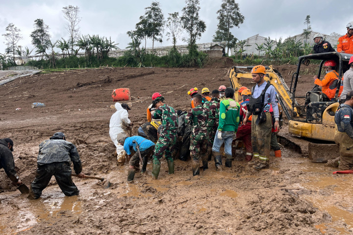 Tim SAR Gabungan masih mencari korban longsor Desa Pasirlangu Kecamatan Cisarua,Minggu, 1 Februari 2026.