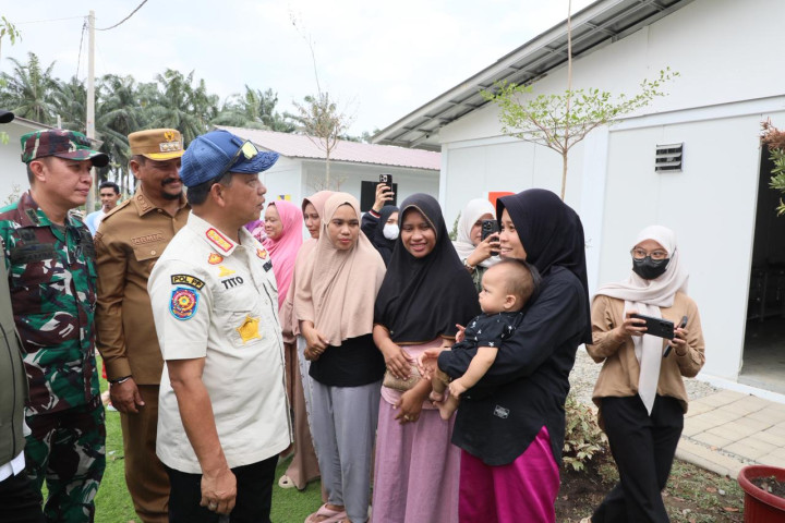 Mendagri Tito Karnavian mmeninjau hunian sementara (huntara) yang berlokasi di belakang Kantor DPRD Kabupaten (DPRK) Aceh Tamiang, Aceh, Selasa (3/2/2026). 