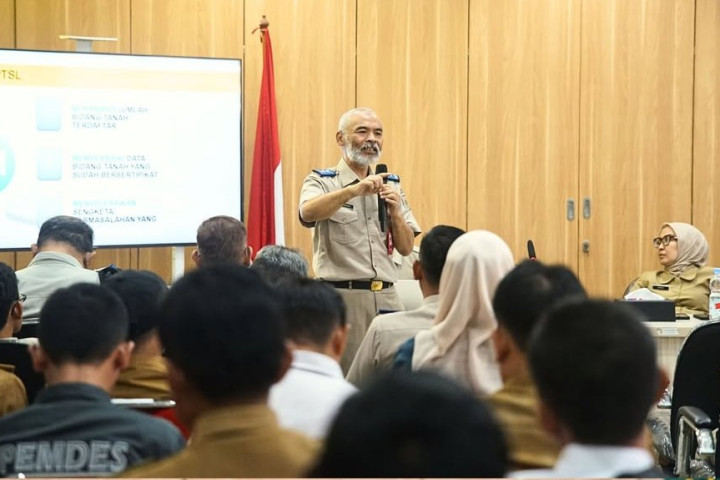 Penata Pertanahan Ahli Madya Kanwil BPN Provinsi Jawa Barat, Andi Sugandi, yang memberikan pemaparan mengenai pelaksanaan PTSL secara menyeluruh kepada Anggota Satuan Tugas , di Aula Kantah Kabupaten Bandung Barat. 
