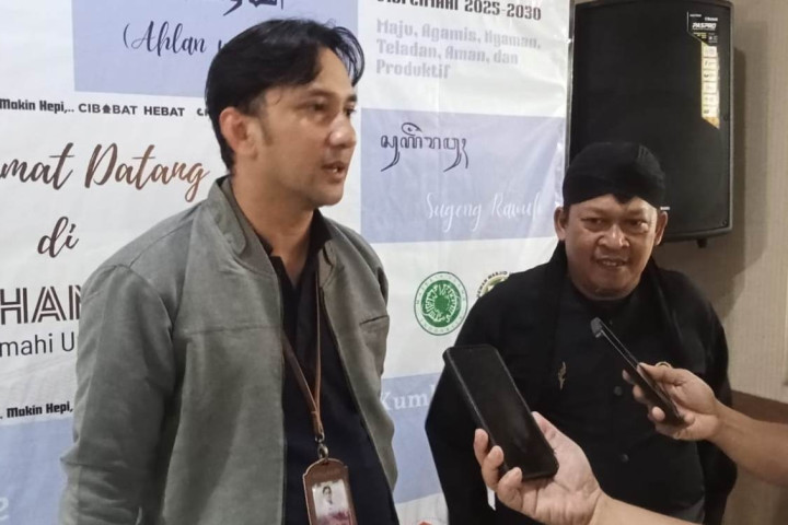 Lurah Cibabat Bambang Purwasto dan Ketua Himpunan UMKM Kelurahan Cibabat memberikan keterangan pers Cibabat Festival , Jum'at, 6 Februari 2026. 