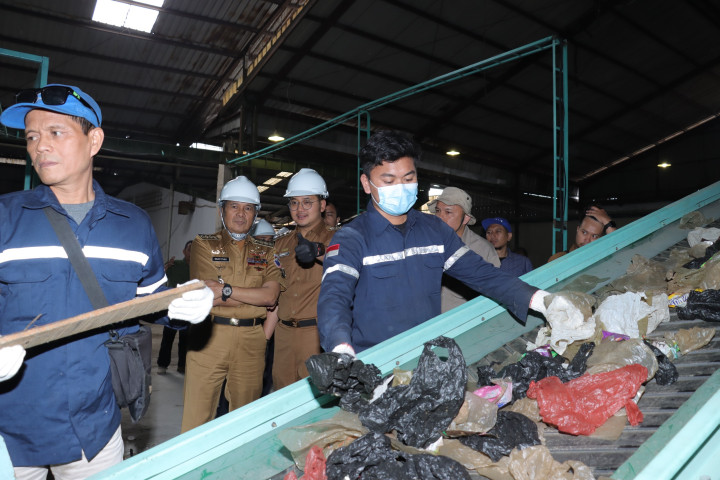 Wali Kota Cimahi Ngatiyana meresmikan TPST Utama Cimahi Selatan, Selasa, 10 Februari 2026.