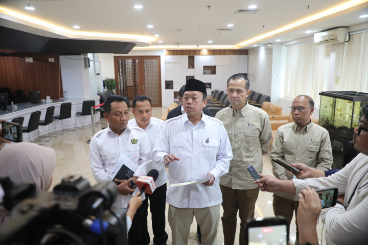 Menteri ATR/BPN  Nusron Wahid memberikan keterangan pers  usai pertemuan di Kantor Direktorat Jenderal Mineral dan Batubara, Selasa 10 Februari 2026. 