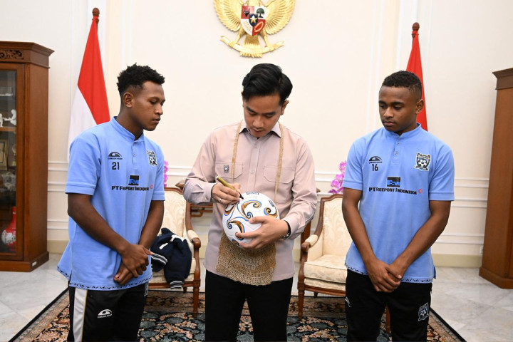 Wakil Presiden (Wapres) Gibran Rakabuming menerima audiensi Papua Football Academy (PFA) Elite Camp di Istana Wakil Presiden, Jakarta, Rabu (11/02/2026) siang