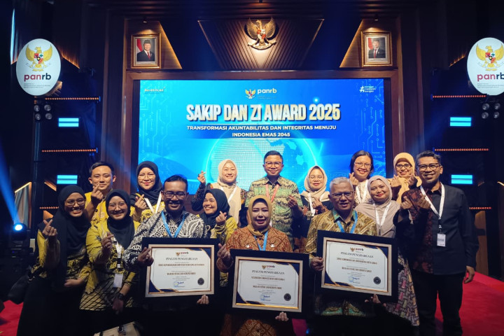 Kota Cimahi berhasil menyabet tiga penghargaans Zona Integritas sekaligus dari Kementerian PANRB, yang diserahkan di Jakarta.