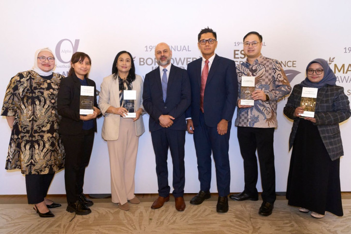 Penghargaan  Alpha Southeast Asia  untuk PT Pegadaian  diterima langsung oleh Treasury Division Head, Luh Putu Andarini, di The Fullerton