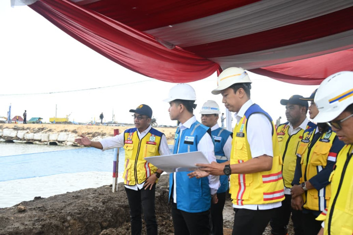 Wapres  Gibran Rakabuming meninjau langsung progres pembangunan Jalan Tol Semarang–Demak Seksi I di Semarang, Jawa Tengah