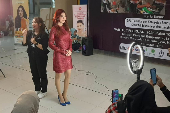 Demo dan Pelatihan Tata Kecantikan dan Kesehatan Wajah  (Workhop Tiara Kusuma)  di  Cima'Art Edupreneur Hall, Jalan Gandawijaya, belum lama ini.