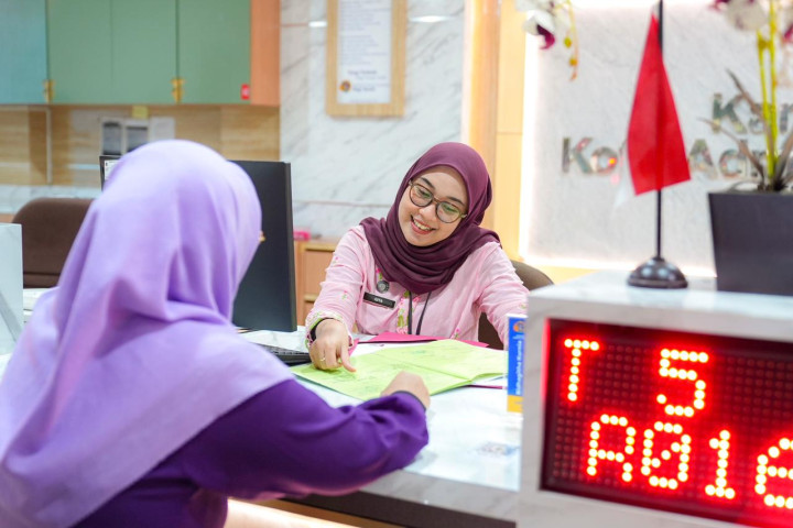 Petugas loket di Kantor Pertanahan (Kantah) Kabupaten Batang sedang memberikan pelayanan kepada warga.